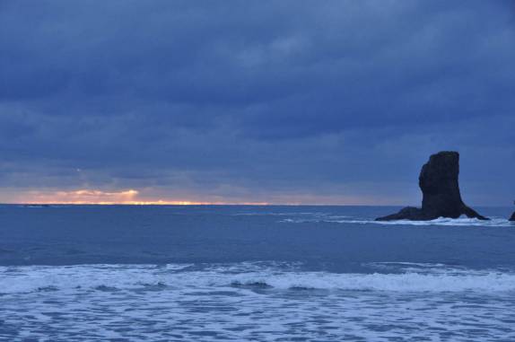 Pôr-do-sol entre muitas nuvens na 2a Beach, em La Push, pequena localidade indígena no litoral do Olympic National Park, no estado de Washington, oeste dos Estados Unidos